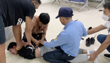 Khoảnh khắc khống chế nghi phạm cầm súng cướp ngân hàng