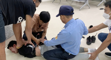 Khoảnh khắc khống chế nghi phạm cầm súng cướp ngân hàng Khoảnh khắc khống chế nghi phạm cầm súng cướp ngân hàng