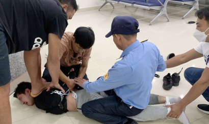 Khoảnh khắc khống chế nghi phạm cầm súng cướp ngân hàng